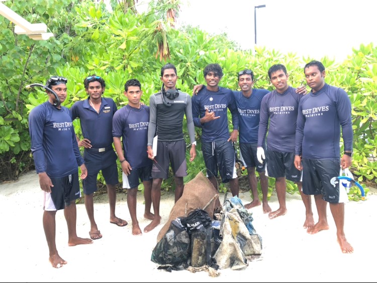 Ismail Samooh with divers